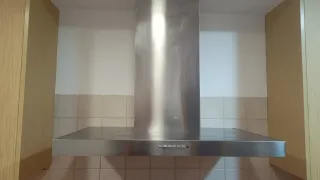 Cocina haya con encimera naranja