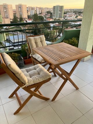 Mesa y Sillas de Madera con Cojines