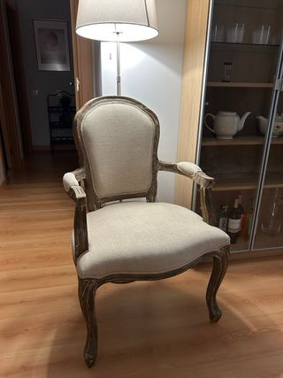 Elegante butaca de madera y tela beige (en venta 2