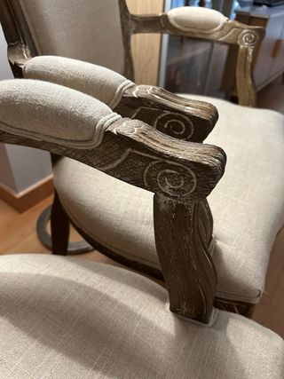 Elegante butaca de madera y tela beige (en venta 2