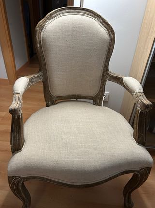 Elegante butaca de madera y tela beige (en venta 2