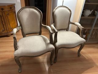 Elegante butaca de madera y tela beige (en venta 2