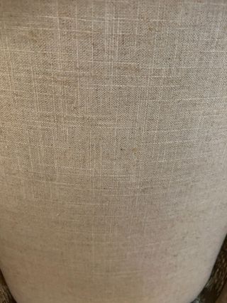 Elegante butaca de madera y tela beige (en venta 2