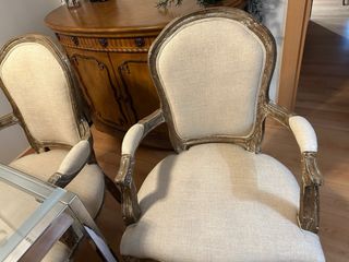 Elegante butaca de madera y tela beige (en venta 2