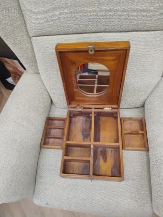 Joyero de madera con espejo