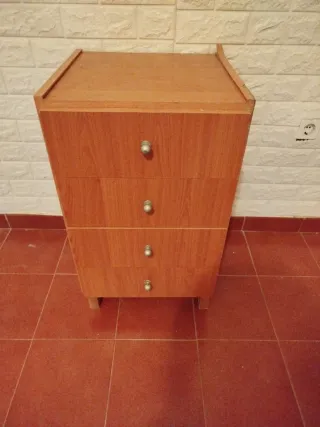 Mesita de noche de madera