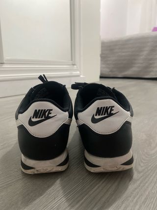 Zapatillas Nike Cortez Negras y Blancas