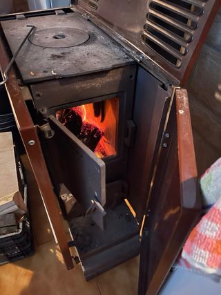 Cocina de leña marrón