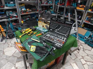 Valigetta 82 pezzi + morsa da banco