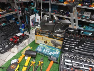 Valigetta 82 pezzi + morsa da banco