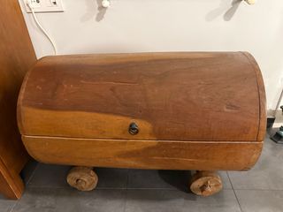 Baúl antiguo de madera con ruedas