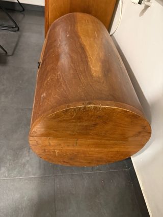 Baúl antiguo de madera con ruedas