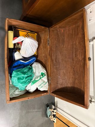 Baúl antiguo de madera con ruedas