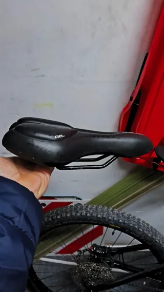 Sillín de bicicleta negro con gel