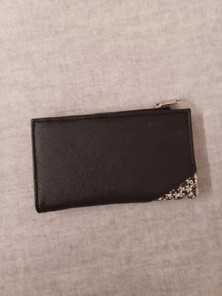 Cartera Stradivarius floral, rosa palo y negra.