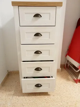 Mueble de madera con 5 cajones