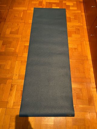 Esterilla de yoga azul. Yoga ye promat.