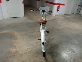 Bicicleta estilo paseo blanca