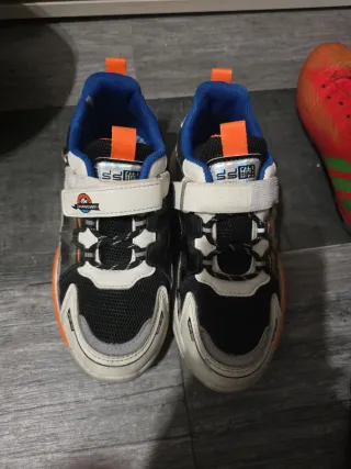 Zapatillas niño negras y naranjas