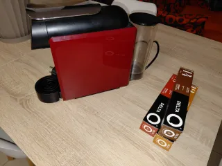 Cafetera de cápsulas mas 4 cajas de café Delta