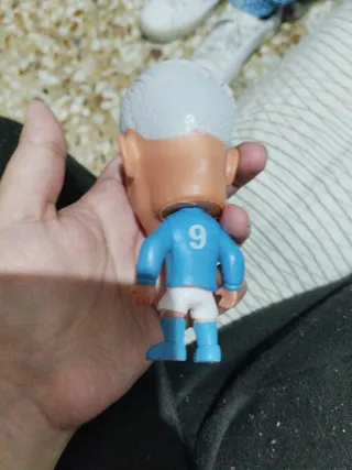 Muñeco futbolista azul y blanco