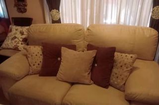 Sofá de tela beige y marrón