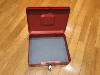 Caja de caudales metálica roja con llaves.