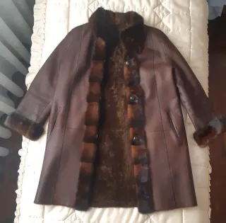 Abrigo de piel marrón