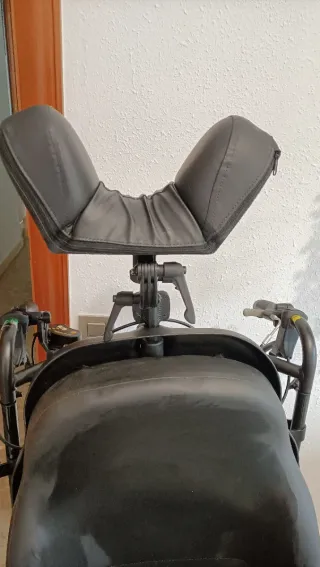 Silla de ruedas basculante y reclinable con motor