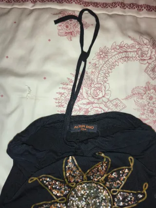 Top Halter Negro con Adorno Dorado