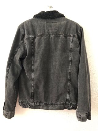 Chaqueta vaquera Zara gris con borreguito talla M