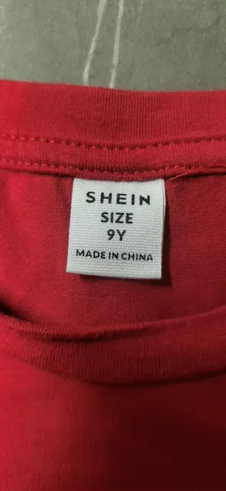 Maglietta rossa con stampa faccina