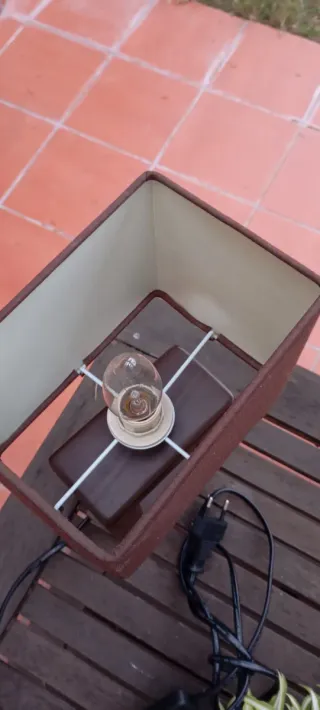 Lámpara de mesa cuadrada marrón