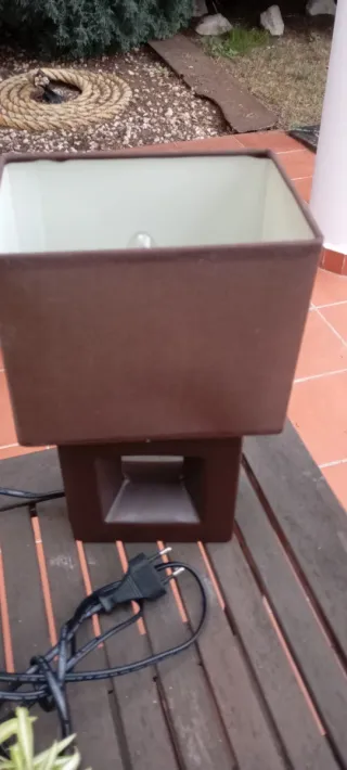 Lámpara de mesa cuadrada marrón