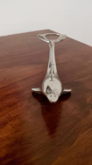 Apribottiglie a forma di delfino
