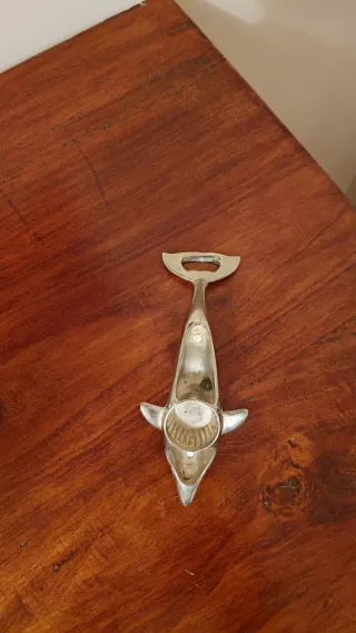 Apribottiglie a forma di delfino