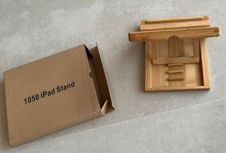 Vendo soporte de bambú para tablet sin estrenar.