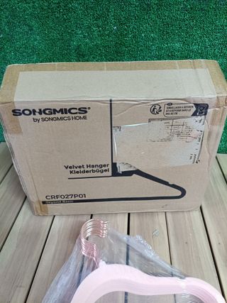 SONGMICS Perchas Infantiles, Juego de 50, Perchas de Terciopelo con Ganchos de Oro Rosa, Perchas Bebé Antideslizantes para Ropa del Armario, Abrigos para Bebés o Niños, Rosa Jalea CRF027P01