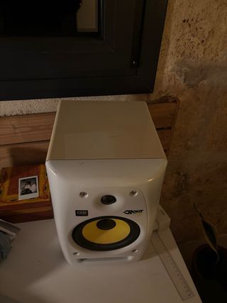 KRK Rokit 6 blancos y amarillos.