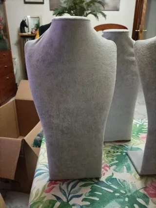 Expositor collares gris busto terciopelo