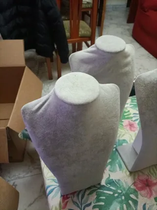 Expositor collares gris busto terciopelo