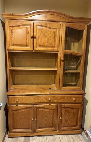 Alacena rústica de madera con vitrina