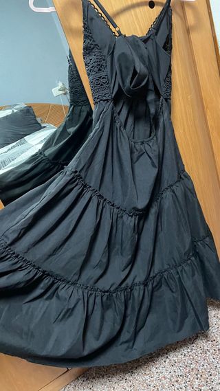 Vestido negro veraniego con encaje