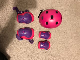 Casco y protecciones patinaje rosa/morado