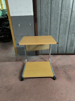 Mesa auxiliar con ruedas