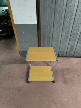Mesa auxiliar con ruedas