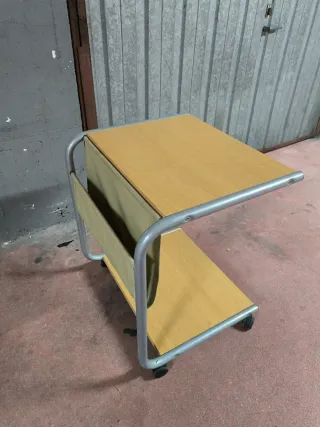 Mesa auxiliar con ruedas