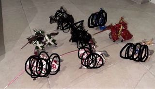 Dos figuras de caballeros montados