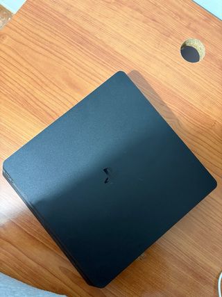 PS4 Slim 1TB Negra + Mando Rojo