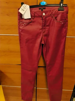 Pantalón polipiel rojo El Corte Inglés Talla M